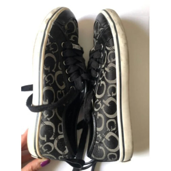 Guess Womens Signature Logo Printed Low Top Sneakers 7M Black - Picture 2 of 4